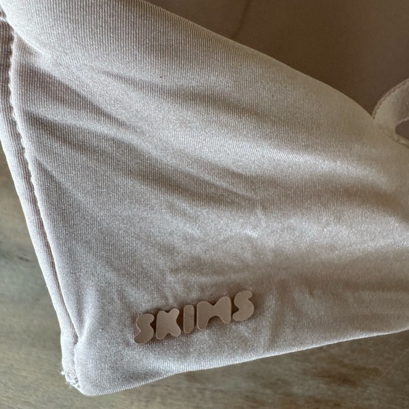 SKIMS Clay Wireless Form T-Shirt Bra - Picture 5 of 6